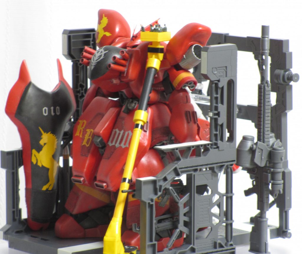 全身にわたりパテを盛り付けて重装甲化し、近藤版且つ、マッシブなスタイルを目指しました。
胸を大型化し、胸のサイドに大型発煙弾発射装置を装備させました。

パテは盛り付けては、削りの繰り返しで完成させました。
塗装はパイロット以外はラッカーのスプレー塗装です。（メカニックは鉄道模型用のフィギュアを配置しています）
重機関砲、大型発煙弾、高所作業車はスクラッチとジャンクパーツの組み合わせで制作しています。