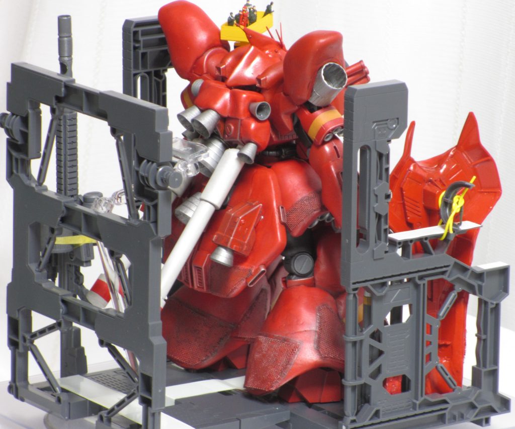 近藤版、且つ専用機のように見えるようなスタイルを目指しました。
かなりの重装甲の為、高機動を実現するバーニアは多数配置しています。