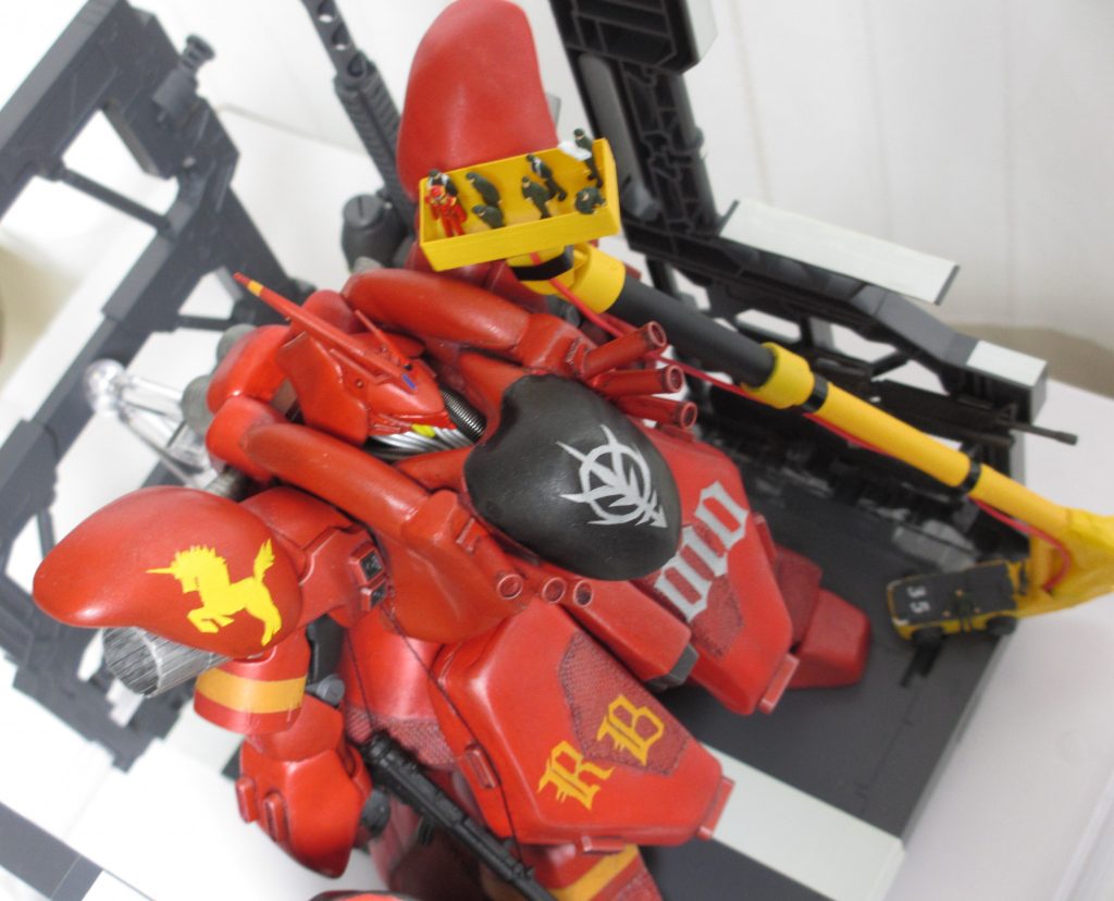 ジョニーライデンのパーソナルマークのユニコーンや「RB」等のマーキングは全て
紙をデザインナイフで切り取り、スプレー塗装したものを張っています。