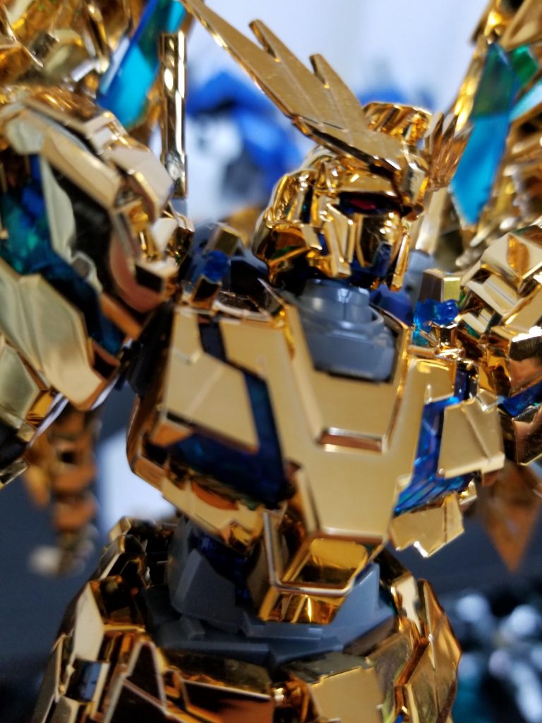 フェネクスは素組みでゲート跡にはガンダムマーカーゴールドで目立たなくしました。