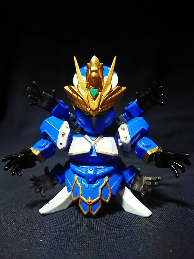 アームドアームは三国伝に合わせ、蜘蛛腕(クモカイナ)という名前に設定しました。
もちろん全てに拳を取り付けることができるので、各種武器を持たせフレキシブルに動かせます。
腕の長いイメージのため、脚部は小さめのパーツを使用し、上半身を大きく見せるようにしています。