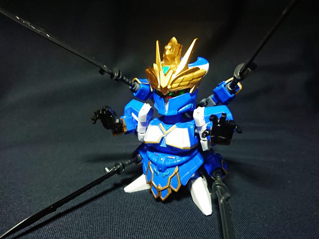 ビームバリア展開しながらの近接戦ポーズも可能です。(バリアは肩の楯で再現となります。)
なお、アームドアームは劉備の剣の鞘と、窮奇シグーでも使用したバトルアームズを使用しています。
頭部形状は二代目大将軍の軍配を削り制作しました。