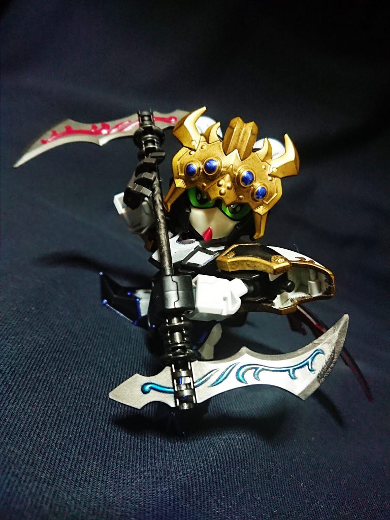 腰のアクティブクロークはスカートを意識した可動式のため、動きの大きいポーズでも支えになります。
鎌は2本持ちで、1本は炎の鎌 魔炎鎌、もう1本は氷の鎌 魔氷鎌を持っています。元ネタはフローズンティアドロップの2鎌持ちのワーロック(魔法使い)から。
一部カラーイメージやチャイナ風シニヨンヘアも無双から取り入れています。