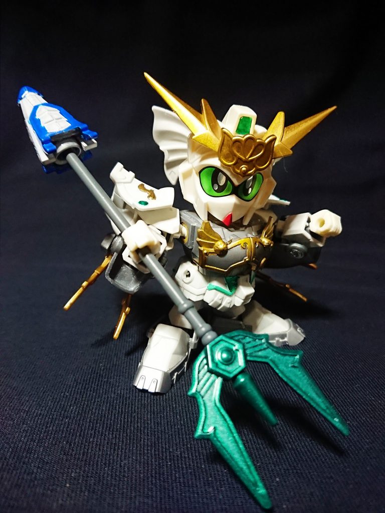 後の関索の妻となる鮑家地主の鮑凱の三女。
普段は鈍器の付いた三叉槍 白を振り回すが、感情が昂ると両腕に龍手甲をはめ求婚者を蹴(殴)散らしてきた。
しかしさすがの軍神の息子、関索には敵わなかったようだ。