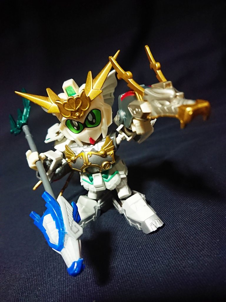 元がシンプルすぎるカラーなのと、当方都合で認識できない緑色で見た目以上に塗装に苦労しました。
武器は鈍器付きの三叉槍 白(パイ)
フローズンティアドロップの老師張(ごひ)の機体、エピオンパイからきています。そのため鈍器部分は青白カラーになっています。