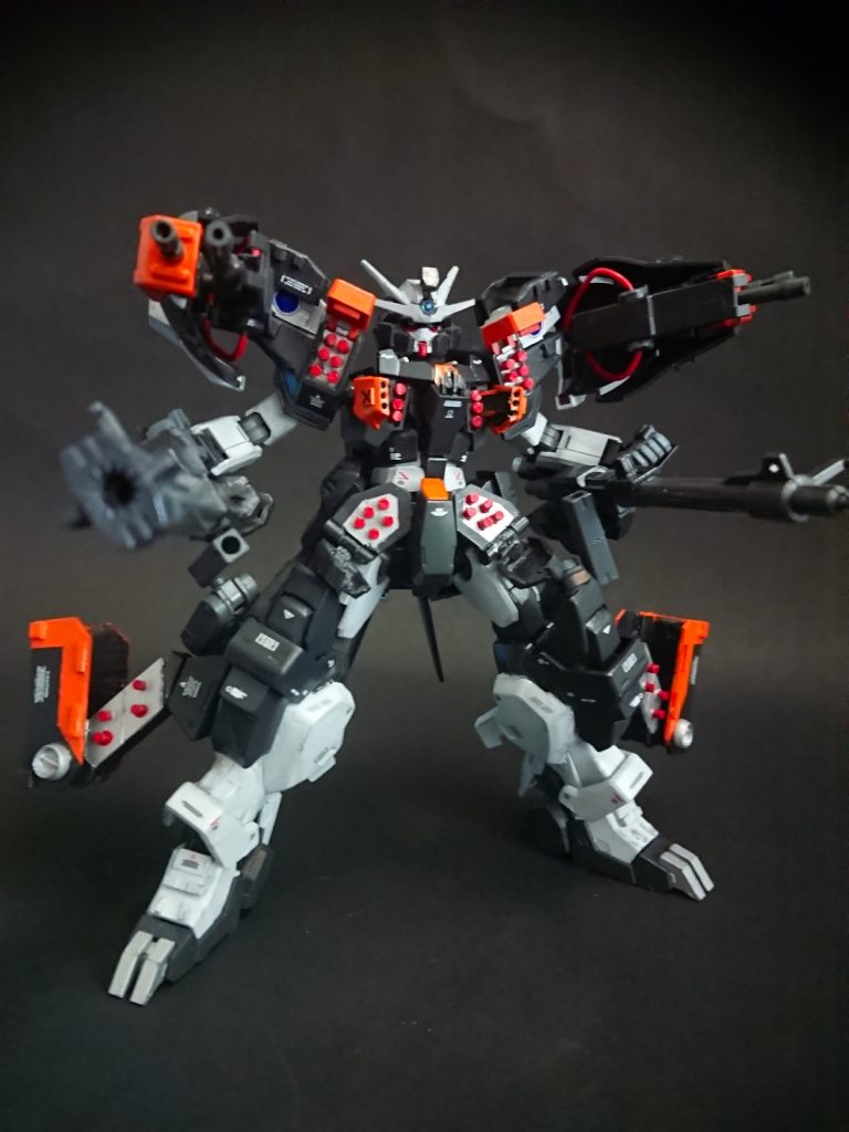 ギミック全開、フルバースト姿勢
額と両肩にはマルチロックオンセンサーを搭載