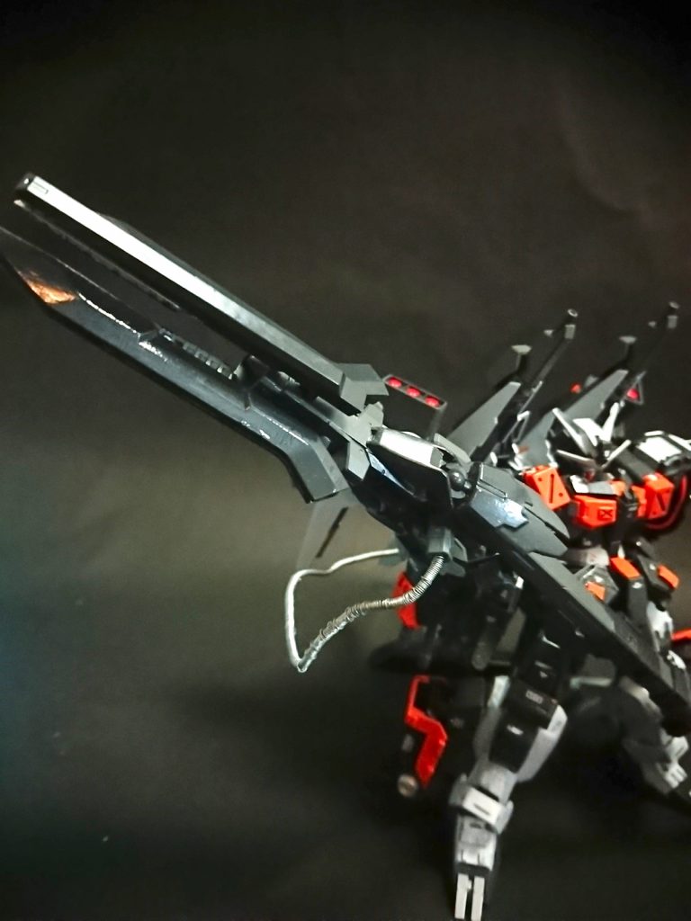 バラージの両腰の銃は(バスターの物なので)当然連結しますが、そこにホワイトバレットの大型銃も連結
ホワイトバレット機首上部からエネルギーケーブルも接続