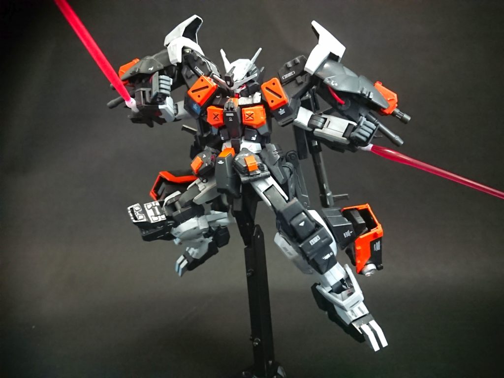 遠距離戦がメインとは言え万一近づかれた際の近接装備、両肘に収納したビームサーベル