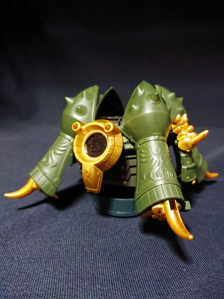 攻城兵器 固定砲台アプサラス
演者はアプサラスIIです。司馬炎も乗れます。
三国伝なのに侯成とアプサラスの金装飾が少ない点について、侯成はミニサイズで3色使ってるため、金を入れるとアイナザクっぽくなくなるのと、アプサラスは攻城兵器という点でザメル同様シンプルさを出したためです。