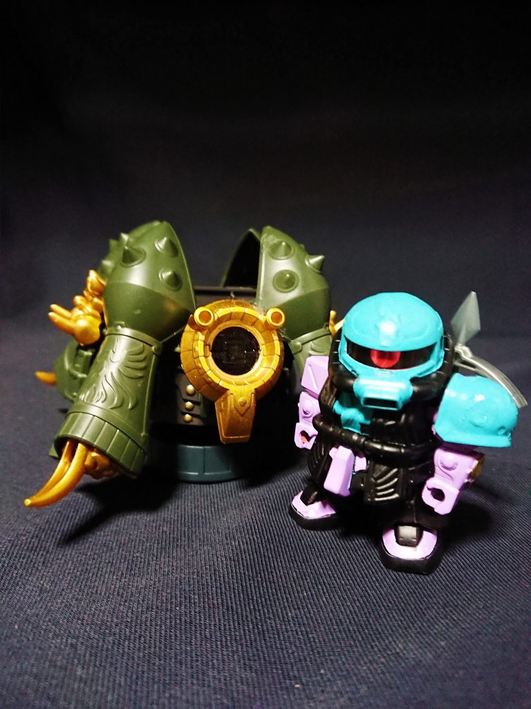 八剱将の1人 八之剱
呂布軍では戦闘よりも兵器開発の得意な侯成ザク。
酒に酔った勢いで開発した攻城兵器 固定砲台アプサラスだったが… どうやら自分専用に開発したため、禁酒中の呂布にどやされてしまうのだった。