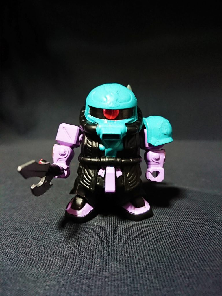 まずは侯成ザクから。
司馬炎ザクをベースに、肩当てと脚部はマイクロウォーズのザクを改造し差別化しました。
塗装はアプサラスに合わせるか悩みましたが、2役させるのも面白いと思いアイナザクにしました。
武器の槍斧と弩弓はヒートホークとマシンガンです。
キャラ設定は史実も参考にしました。