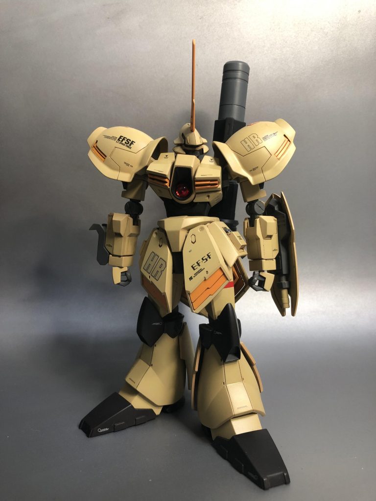 正面から。ガルバルディリベイクとデザートザクカラー風に見えるよう意識して塗装しました。