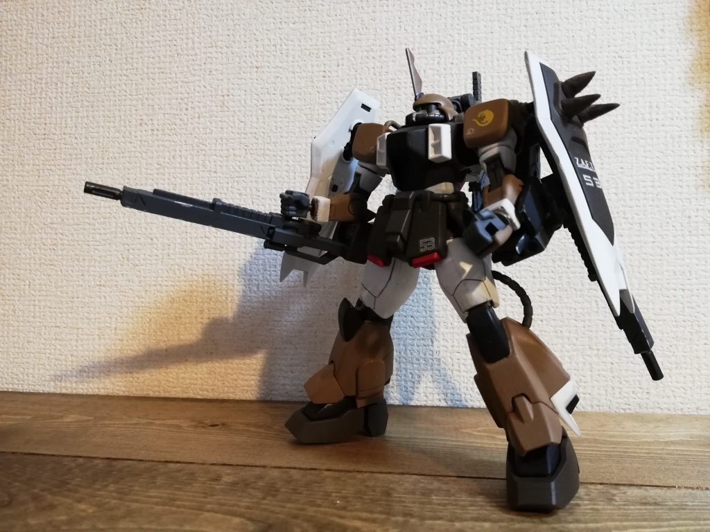 左手首のミサイルはザクD型から。