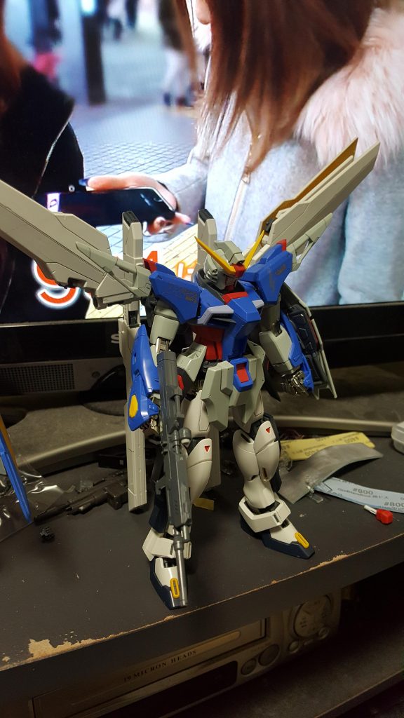 仮組み時の写真(´ω`)
バックパックのジョイントの形状が似ていたので多少の加工で付けられるようになりました(´ω`)
足に関しては無加工です(´ω`)