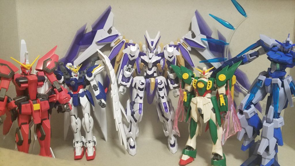 左からHGイージーガンダム、RGウイングゼロガンダム、100/1フレームアームズレイファルクス、HGウイングガンダムフェニーチェ、ガンダムAEGFX
最初はこれらパーツを使って作成していたのですが