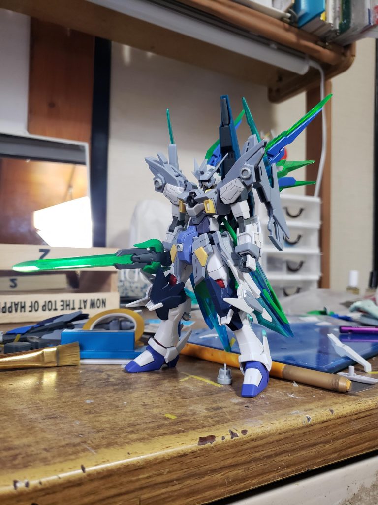 こちらは製作途中の画像になります。
主な使用キットとしては
・AGE2マグナム
・アメイジングストライクフリーダム
・ダブルオークアンタ フルセイバー
・シアクアンタ
などですね♪