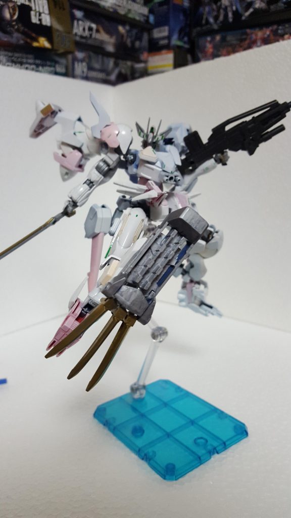 GNレッグクロー
三本のヒートクローからなる爪型の近接武器、GN粒子を熱転換させて使用している。
取り外し可能であり、戦闘中に廃墟して軽量化を図ることもできる