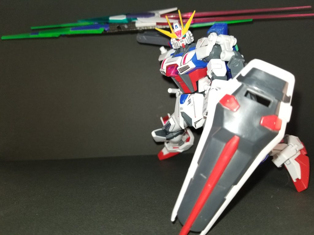 爆砕ボルト(という設定)で接合された右腕を破壊!
フェアリーテイルに内蔵されたビームサーベルを発振し、高機動ユニットは超破壊ユニットへ変貌します。