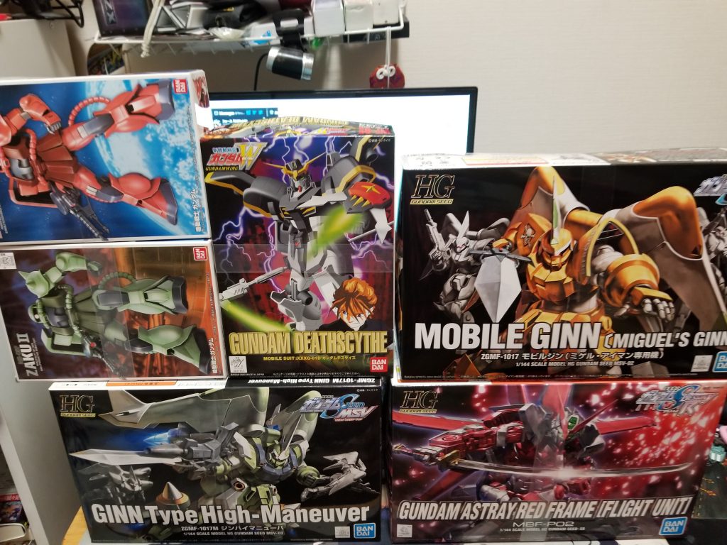 袋の中身がこちらです。SEEDのガンプラ3個もあるやん!
というわけで、今回はここにあるプラモで作りました。お察しの方もいらっしゃると思います。ここまではただのノロケです。