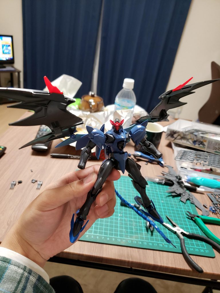 有機的な羽としてすぐに思いついたのがデスサイズヘルカスタム。元々のガフランの羽の基部がボールジョイントになっていたため、特に改造を必要とせずポン付け出来ました。こういう思わぬ恩恵があると楽しくなるのも改造の魅力ですね。