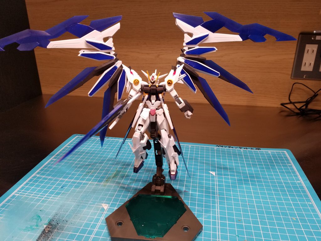 武装は、手持ち武器の
中近接用武装、ガントレイク
ウイングバインダーにつけてるツインブレードバスターライフル
サイドアーマーについているフォトムズソード
そしてガントレイクとフォトムズソードとウイングバインダーについてるブレードファネルが8つついています