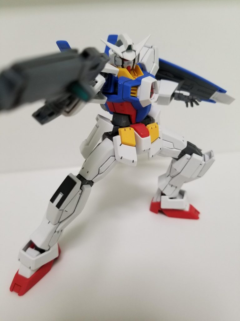 武器を持ってアクション。
ドッズライフルとシールドを装備してポーズ。
やはりカッコいい。
可動も全身くまなく動いて
関節部も丁度良い固さでとても動かし易いです。
カメラワークはワンパターンですが
どんなポーズでもカッコ良くする事が出来ます。