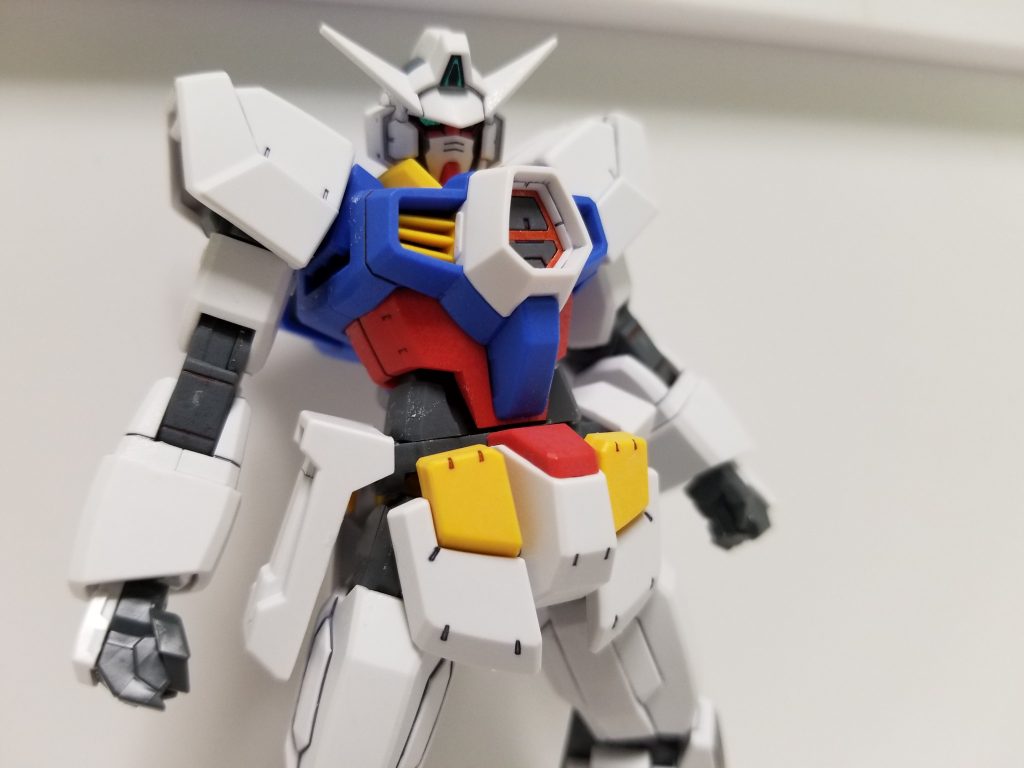 上半身アップ。
顔もちょーイケメンです。
全体的なディテールも多過ぎず少な過ぎず丁度良くバランスが取れているかと思います。
AGEシステムの色は赤ではなく
やはり緑で塗装した方が映えたかも知れませんね?