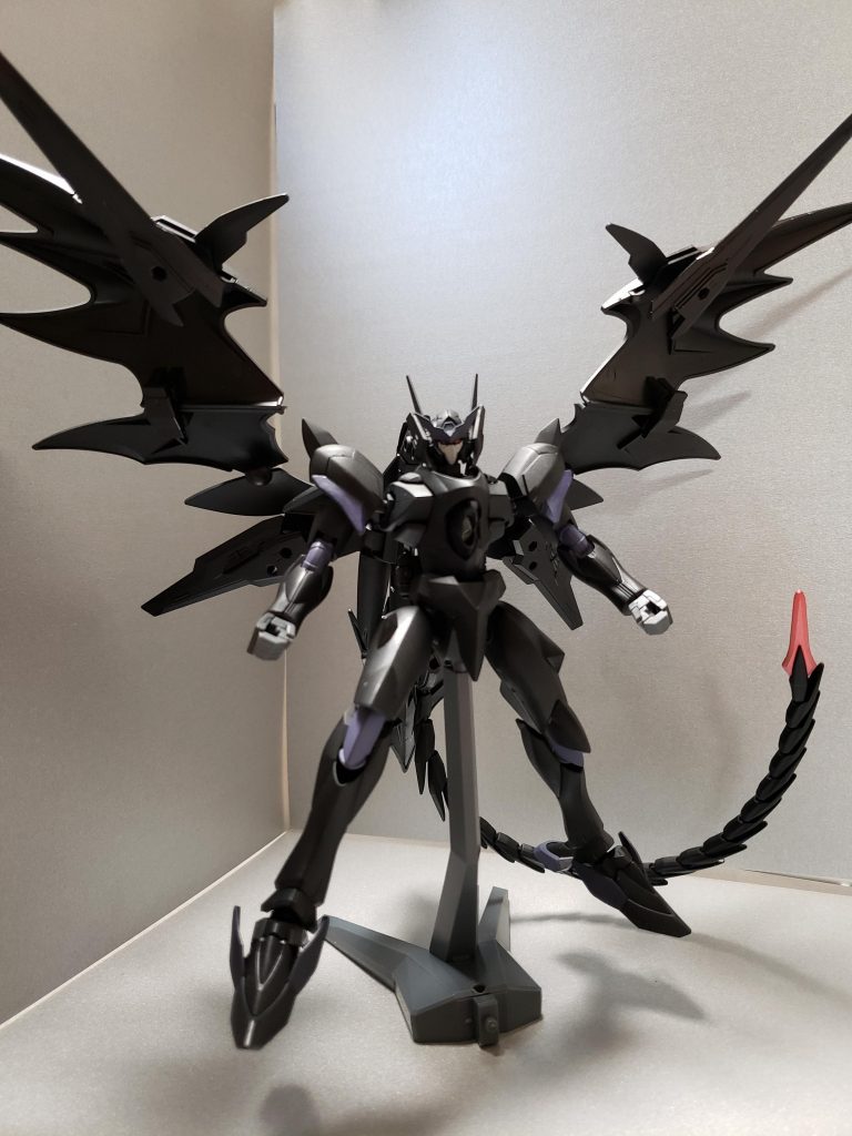 黒騎士-ガンダムレッドアイズ-人形に変形。遊戯王作者の高橋先生が描くモンスターはアメコミのようなキャラが印象深く残ってたので、こちらもヒーローチックな形に仕上げてみました。友人からはテッカマ○と言われました(笑)