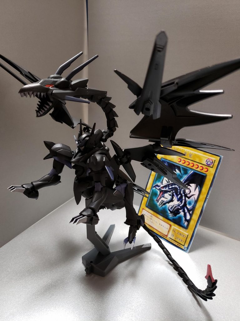 激レアカードのレッドアイズブラックドラゴンです。某ひっぱりゲームとのコラボから当時を思いだし、ガンプラで再現したいと思って作っちゃいました(笑)