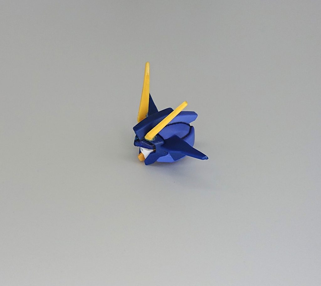 【工作その３】
頭部に余っていたアンテナを接着。今回使用したのはHGデスティニーガンダムのものですが、何でもいいと思います。

以上、工作は3点のみです。あとは、余ったシールを貼り付けてます(^-^)