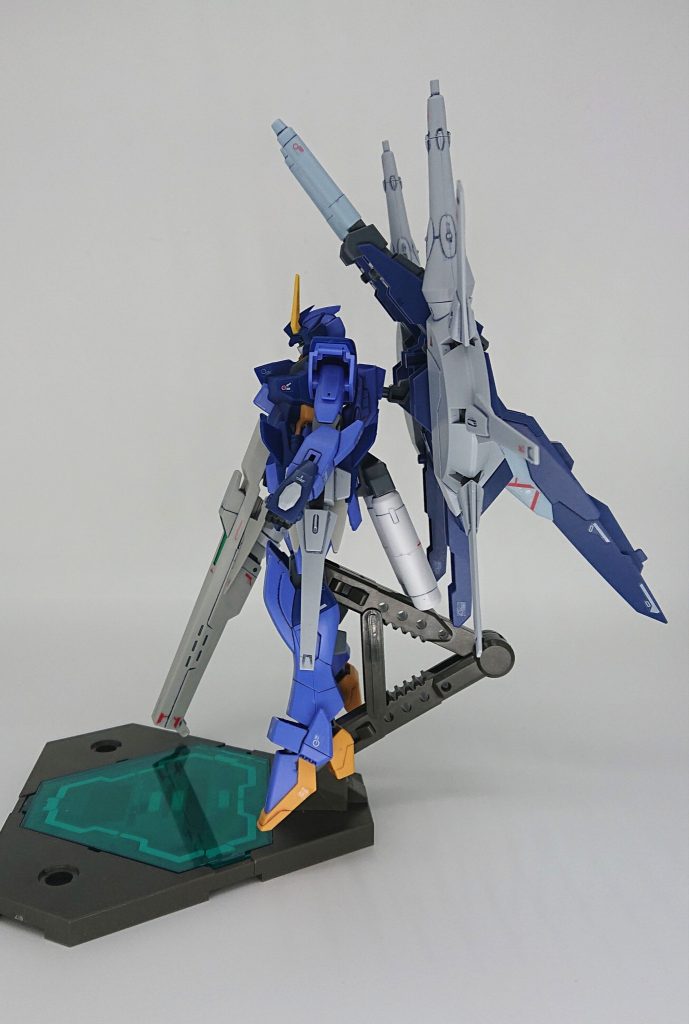 【横 妄想設定その２】
 フォース「アヴァロン」の隊長機であるAGE-2マグナムのFファンネルの様に、遠隔操作によるオールレンジ攻撃を可能とするため、空間認識能力が無くても使用できる最新型を使用している「レジェンドガンダム」の第２世代ドラグーン・システムを採用し射撃能力が向上。

また、ビームシールドも採用して防御力の向上を図っている。