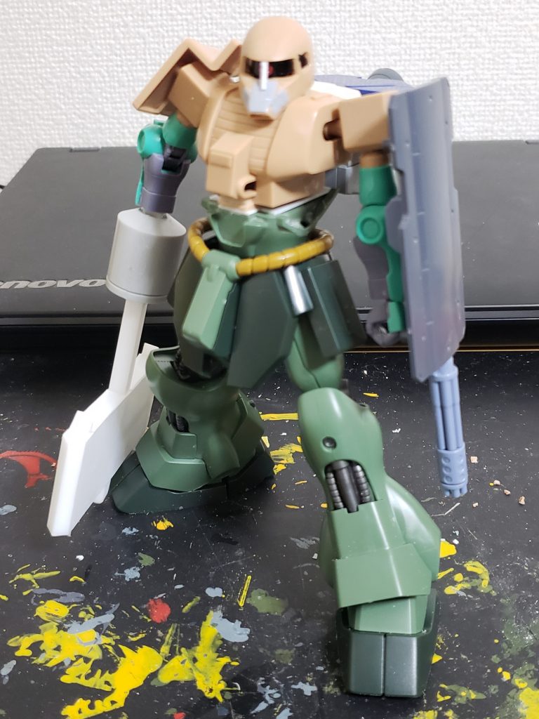 旧ザクと言ったものの、キット的には使ってないです。胸から上はザクタンクで、下はギラ・ドーガです。他は色んなモビルスーツとか寿屋やらプラ材などででっち上げました。