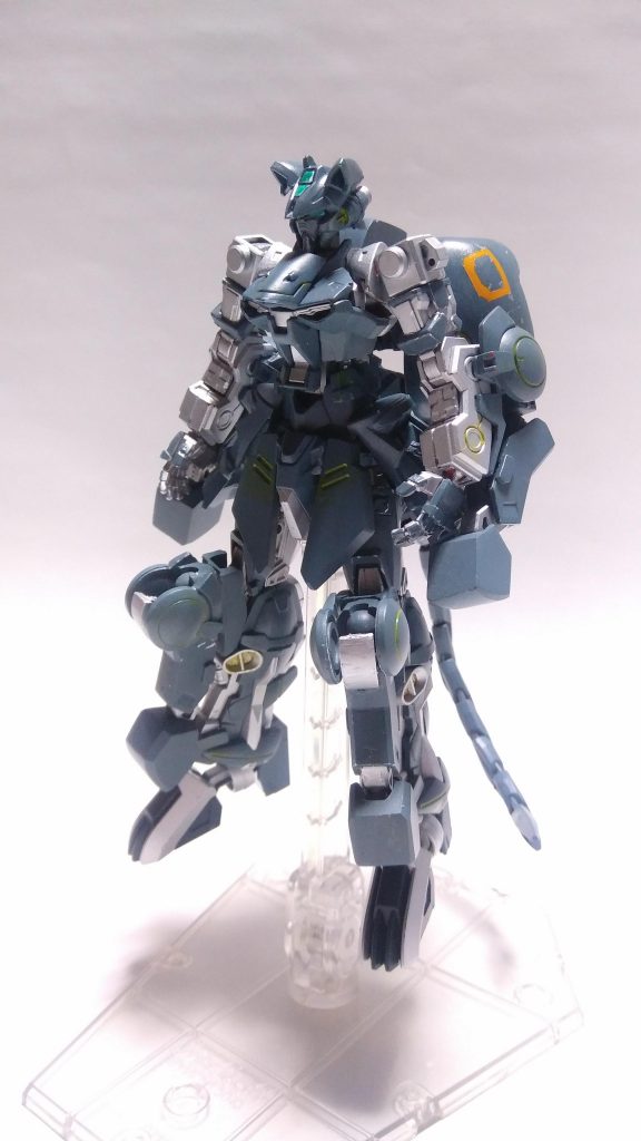 MS状態フロントΣp[【◎】]ω・´)

肩は変形の都合でアーマー無し
お腹をクアンタに変更
腰はストライクに変更