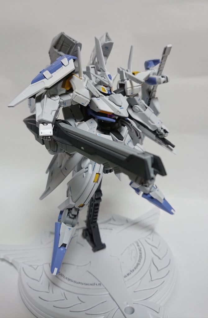 GNランチャー スローネアインでは肩の上からでしたが大砲を抱えるポーズが好きなので下からだします。