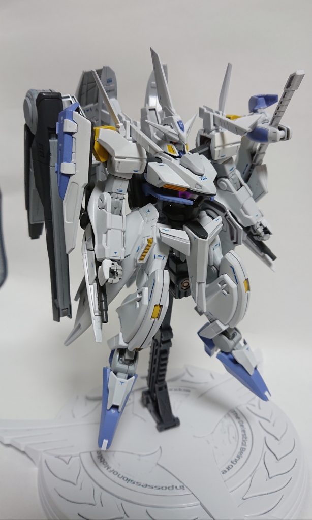 前面左。 バスターソードの持ち手、腰部の一部は形状が好きなのであえてパテ埋めしていません。