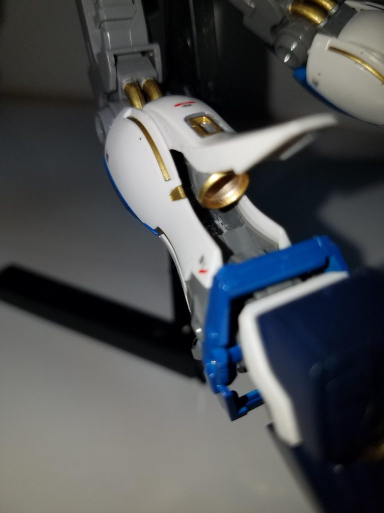 写真では分かりにくいですが、内部を削ってノズルは収納できるようにしてあります。
塗装は下記の物を使用しました。
　Mr322:フロシニアンブルー
　Mr326:ブルーFS15044
　Mr14:ネービーブルー
　缶スプレ:ゴールド
　ガンダムマーカー:ゴールドとシルバー