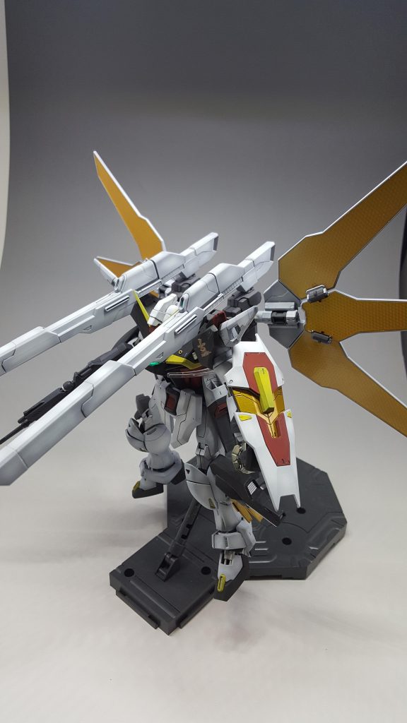 *M106 アムフォルタスプラズマⅡ収束ビーム砲(通称、ザナドゥ砲)*
核エンジンとデュートリオンビームを受けることによる膨大なエネルギーを一気に発射
発射時には各部排熱用のラジエータープレートが展開
あまりにエネルギーが膨大なため、発射前後は一部フェイズ・シフトが乱れてしまう