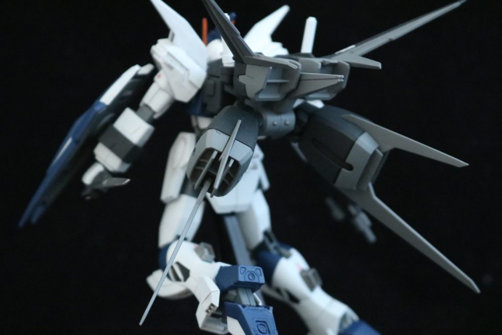 エールストライカーとバックパックユニットとは分離可能で、他のユニットに容易に換装が可能です。