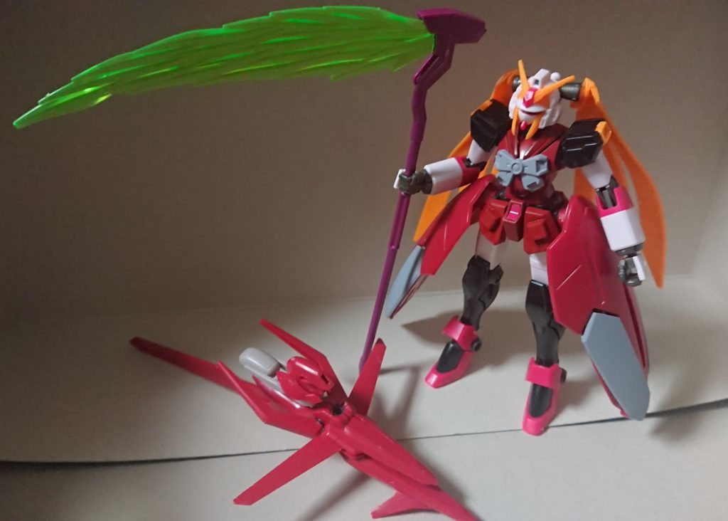 武装
・ビームサイズ
スタンドマイクの機能をあわせ持つビームの大鎌。
ガンダムラブファントムのビームカマに酷似しているが、威力が劣る。
・ビームマイク
サイドスカートの裏に隠し持ったマイク………の機能を持ったビームサーベル。
・チャームファング
本機のメイン装備とも言える武装。
通常のGNファングとしての機能に加え、突き刺した相手を、魅了(チャーム)したがごとく自分の思いのままに操るという機能を持つ。
パトラ曰く「私のファンになる」。
左右合わせて20機が搭載されており、後述するラブバードの支援を受けて自在に飛び回る。
・ラブバード
アルケーガンダムのバックパックを改造した支援機。
サキュバスノーベルの周りを飛び回り、花火やライトでライブ(戦闘)を彩る。
チャームファングのコントロールを担っており、これが破壊されるとチャームファングが上手く飛ばなくなり、その機能も失われる。