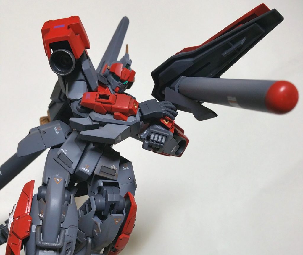 シールドには大型の弾頭をマウントできる設計で。ライフル、シールドにサーベルと武装はオーソドックスでまとめてるのでこのくらいでっかいミサイルを持たせてもいいよねって感じです(