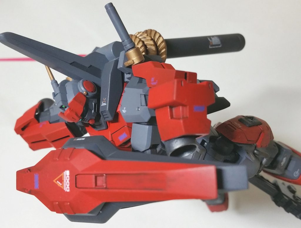 推力自慢をイメージしている機体なのでガッツリ格闘戦を仕掛けられたらいいなーって! 分厚い盾ともに斬り込んでいくスタイルですっ