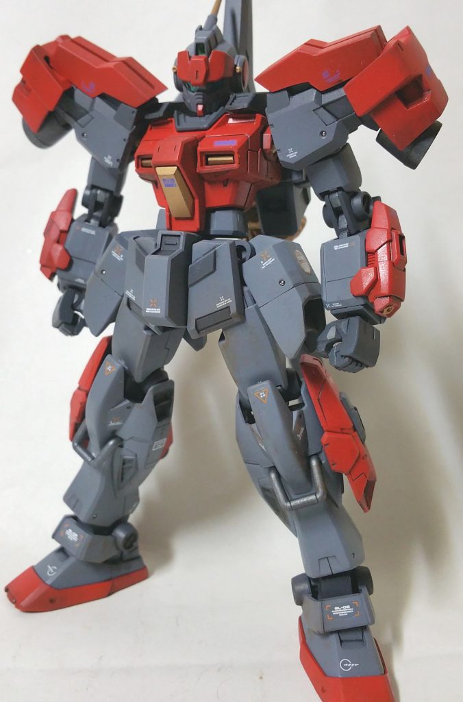 四肢はワグテイルのパーツにペイルライダーの外装を被せる形で。肩は余っていたヴィダールの脚やバーニアを取り付けて肩を大きく見せれればなとっ。
私、ごつくて素早い機体大好き!