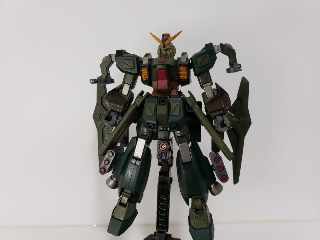 正面
75mm対空自動バルカン砲塔システム「イーゲルシュテルン」×2
115mm機関砲「アルムフォイヤー」×2
ディフェンスロッド
脚部3連装ミサイルポッド
肩部機関銃×2