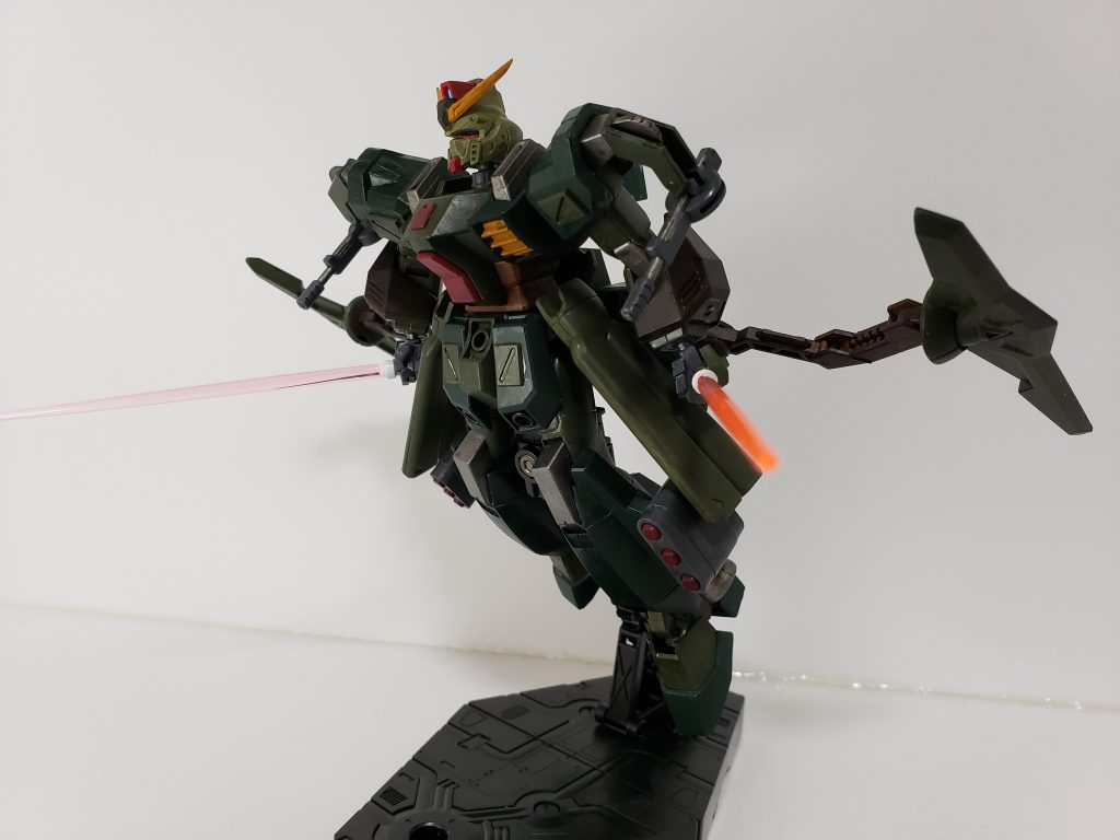 近接武装はビームサーベル×2
自身の装甲やディフェンスロッドを駆使して間合いを詰める