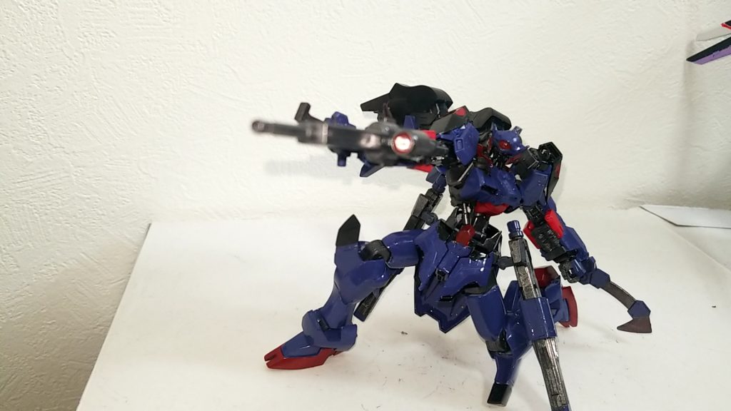 大型ライフル
遠距離からの狙撃はもちろん、接近してからのゼロ距離射撃も可能