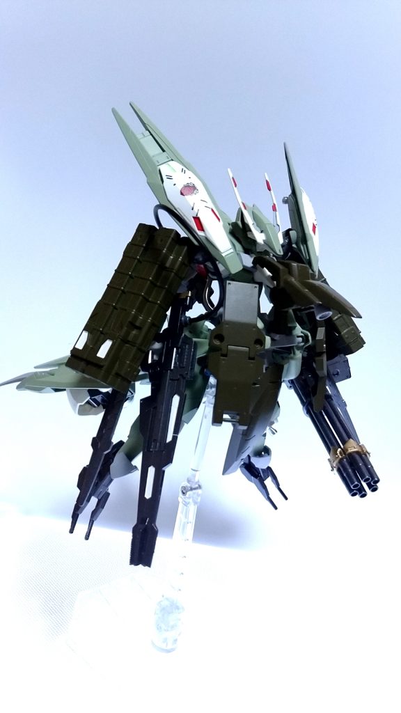 増加装甲のフレームコートです。パーツ構成としては左右のサイドジャケットと真ん中にあるセンタージャケットの三パーツで出来ております。