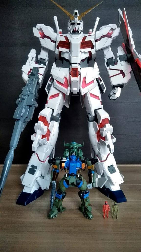 カテゴリー的にはHGですが、一応1/48のユニコーンと一緒に撮りました。