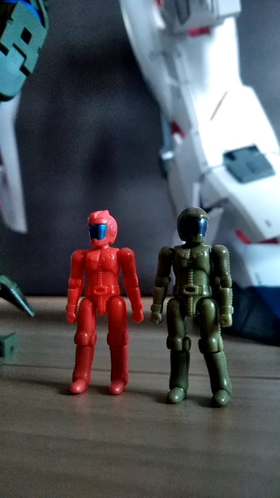 なぜ1/48のユニコーンと撮ったのかというと、マイクロウォーズの人形の高さが3.2cm、自分の身長の1/48も3.22cmでほぼ同じ高さだからです。