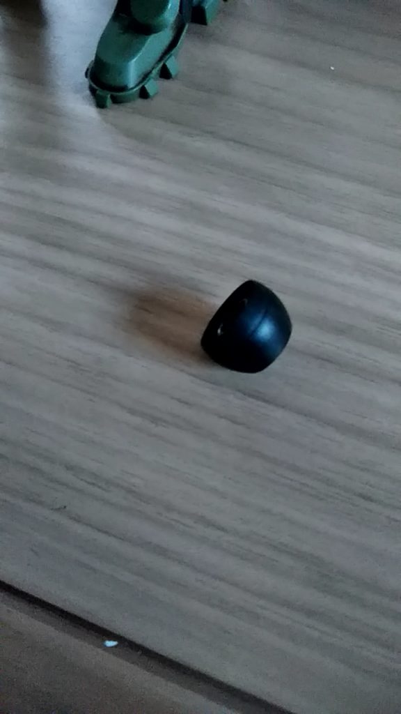 イヤホンの耳につける部品でできています。接続はpc-07のボールジョイントです。