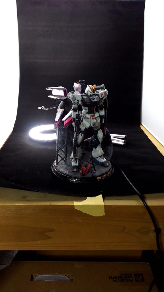 余談ですが今回のνを通して気付いたことがあって、ガンプラを撮影するときは照明をガンプラの奥に置くと綺麗な写真が撮れるような気がします。あくまで個人的な意見です。